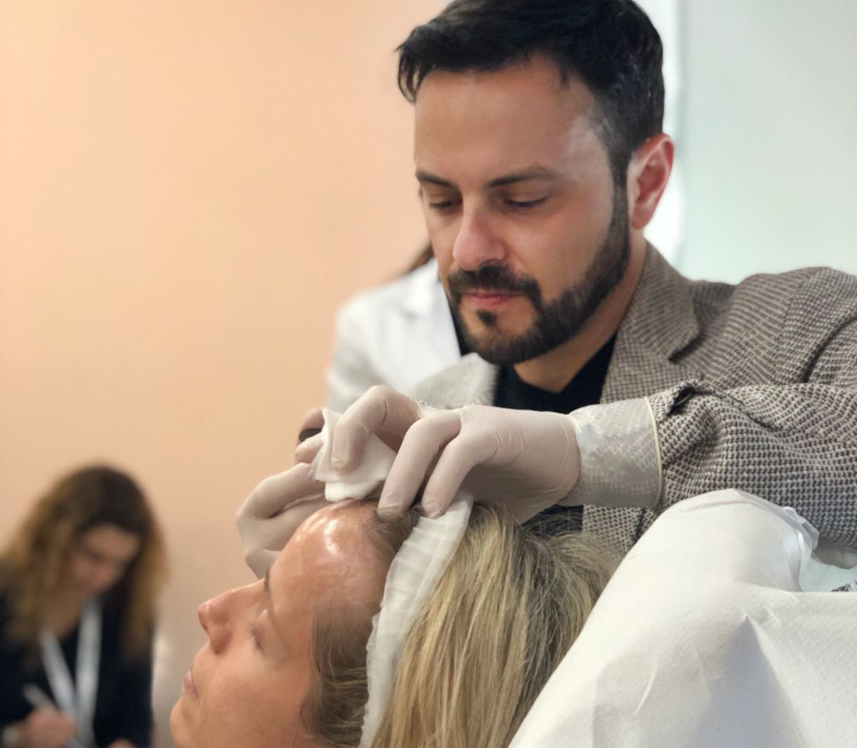 Lisandro Farollch inyectando botox